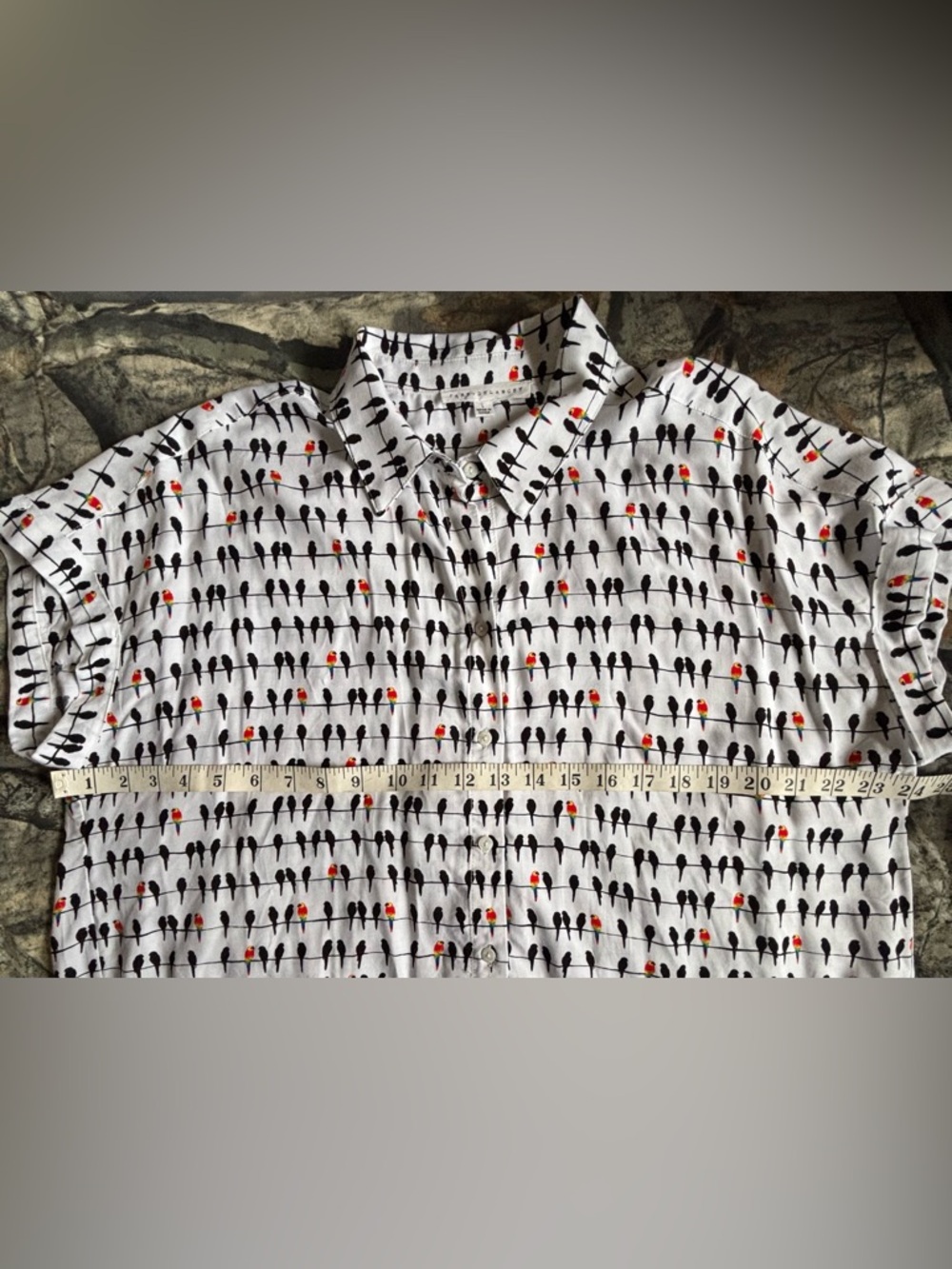 NWOT Jane and Delancey White Button-Down Shirt with Multicolor Parrot Print - Picture 4 of 5